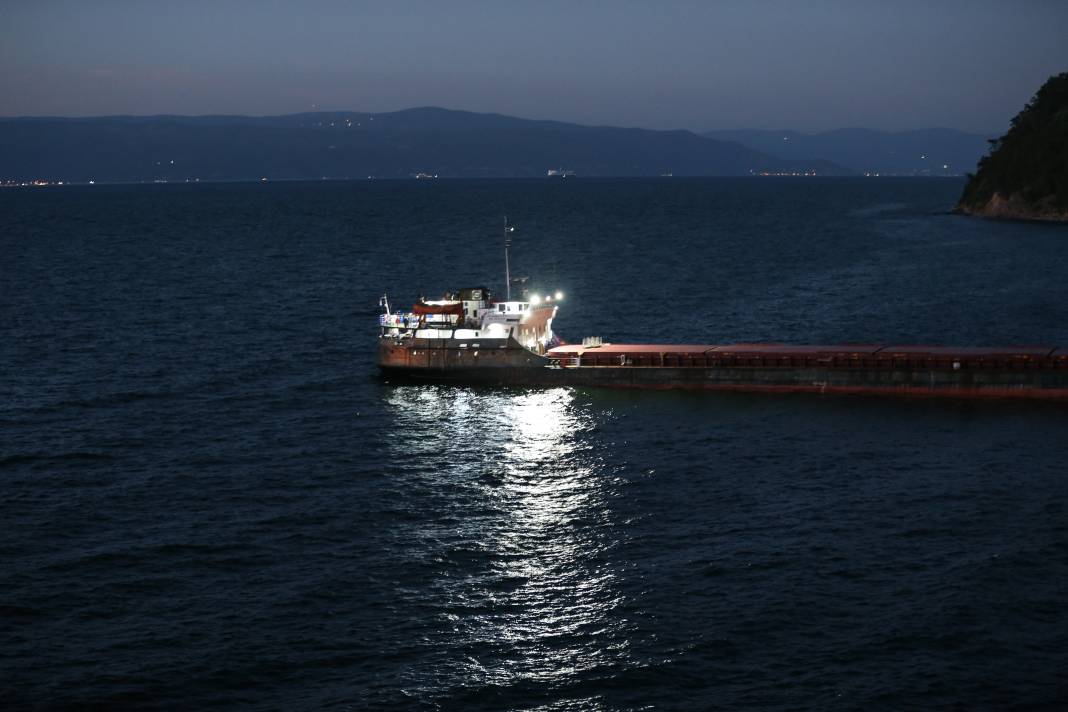 Mudanya'da karaya oturan kargo gemisi kurtarıldı 8